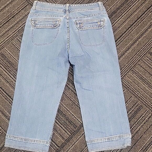 Lee Jeans Women's (33x12) Mid Rise Slender Secret Capri Light Wash Denim - Picture 3 of 6